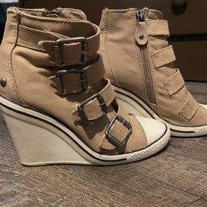 Vera Wang, simply Vera. Size 7